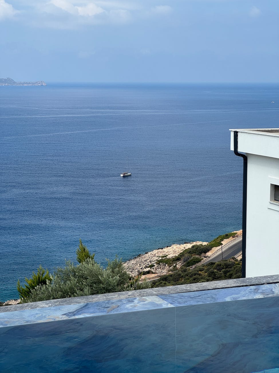 A coastal spa pool at InterContinental Sydney Coogee Beach