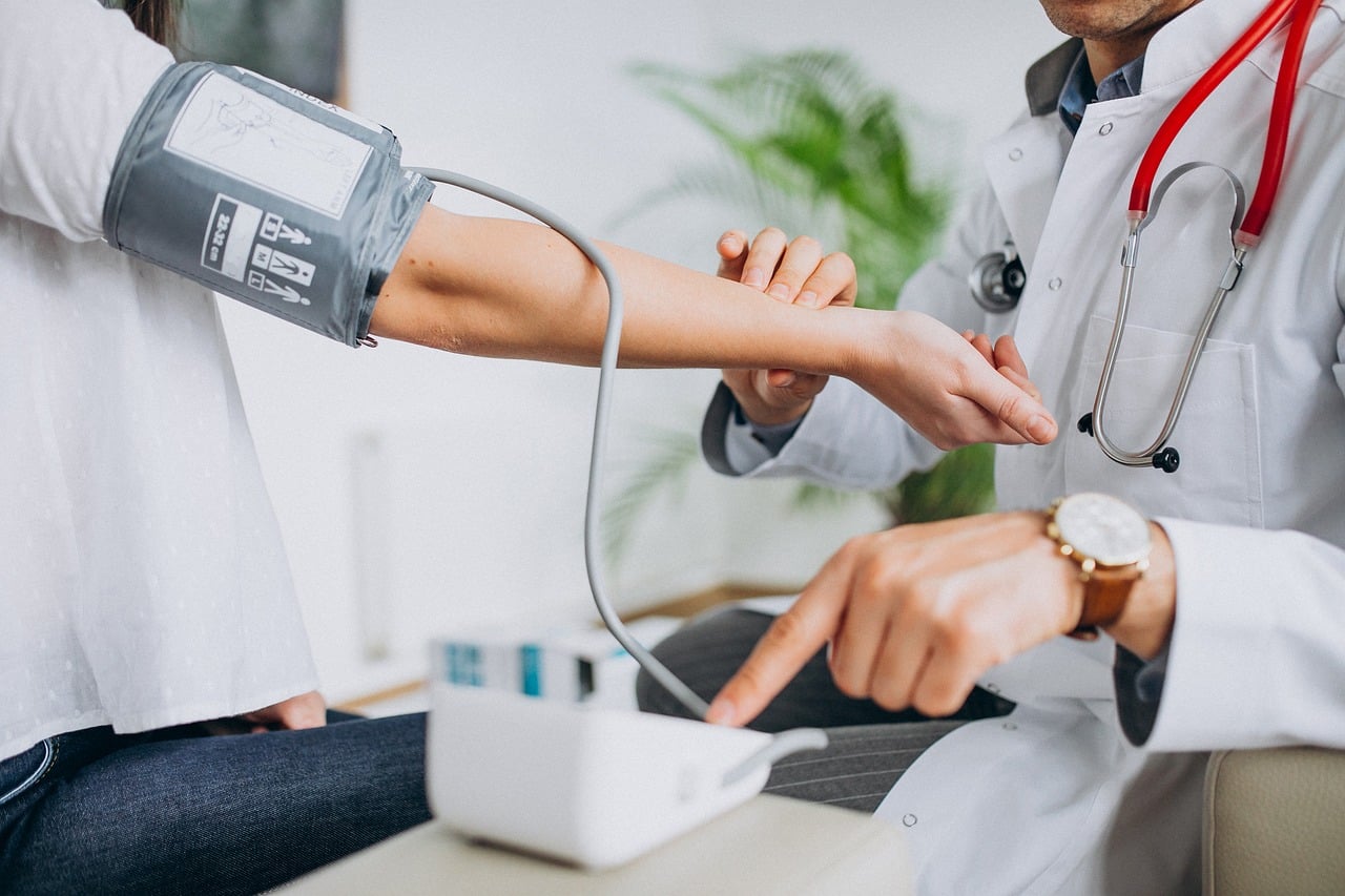 Cardiology consultation in a clinic, matching the article's focus on heart-health treatment.